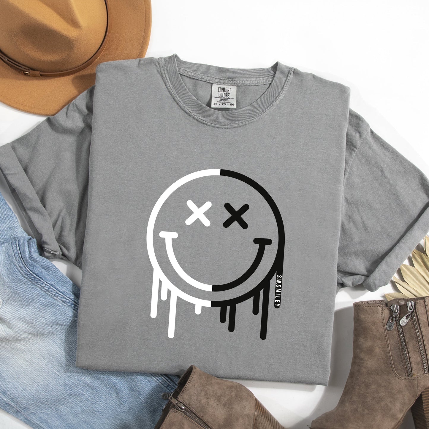 S.W.Smiley Black And White Drip - Women's Garment Dyed Graphic T-Shirt