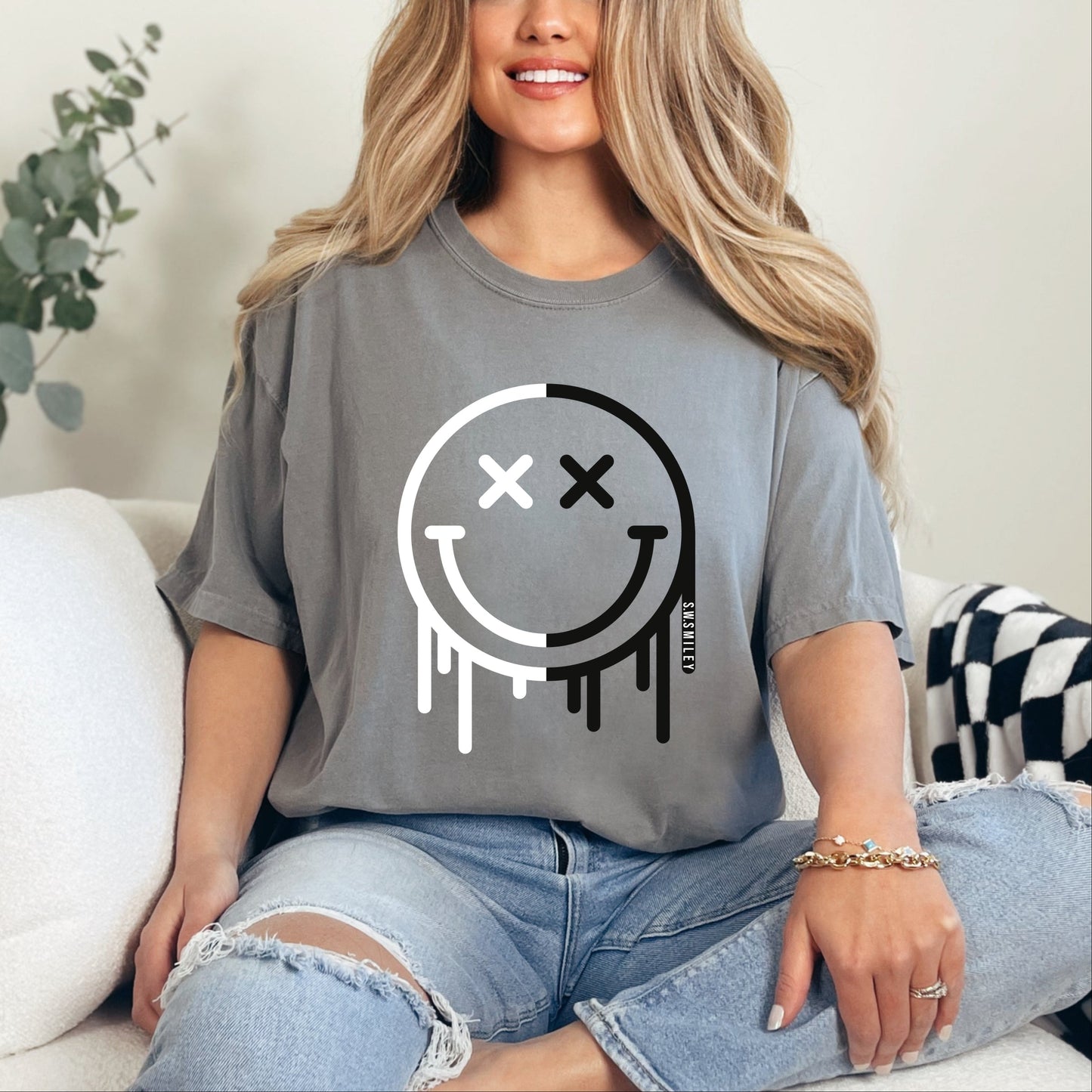 S.W.Smiley Black And White Drip - Women's Garment Dyed Graphic T-Shirt