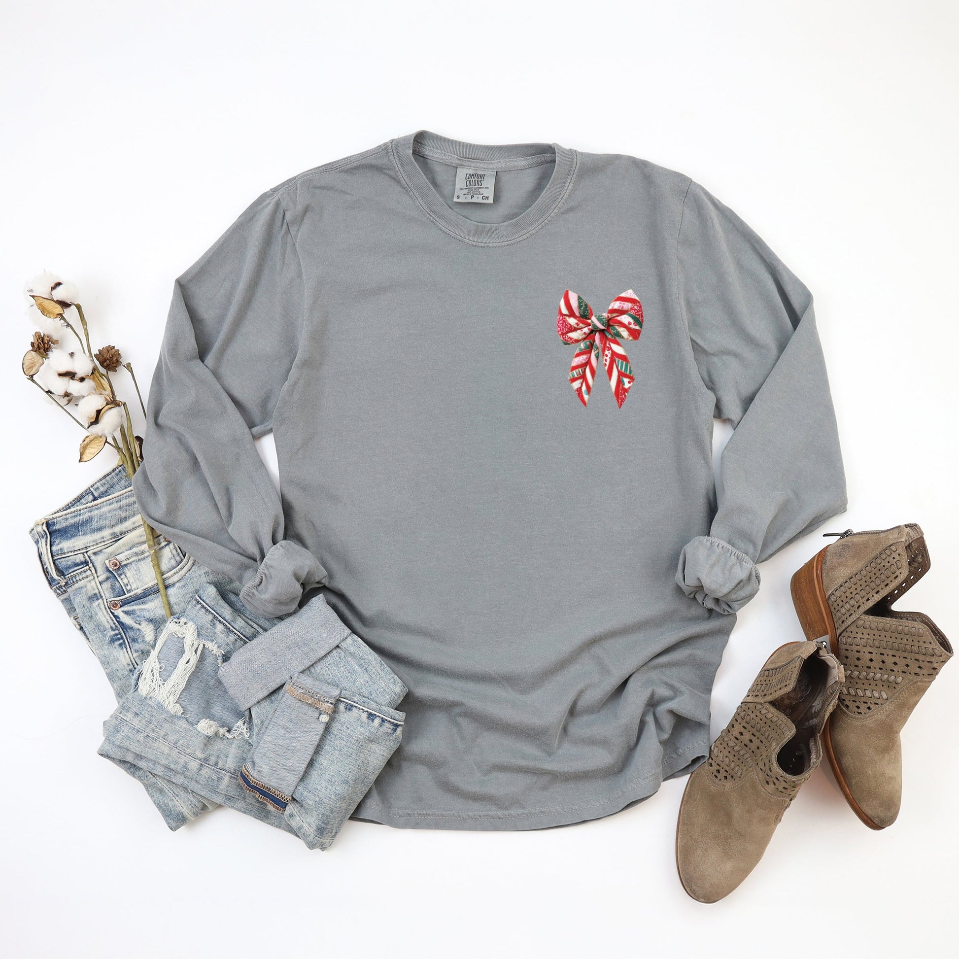 Christmas Bow Quilted Print - Women's Garment Dyed Long Sleeve Graphic T-Shirt