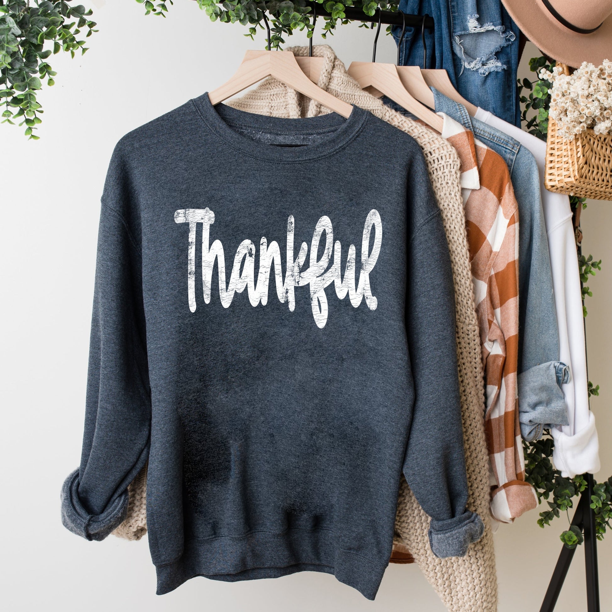 Thankful Cursive Distressed - Women's Graphic Sweatshirt