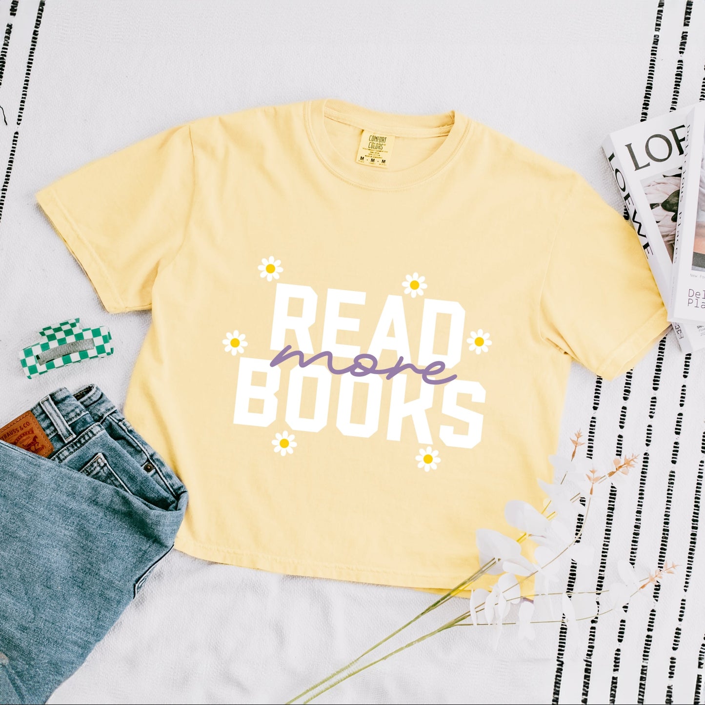 Read More Books Daisies - Women's Boxy Crop Top Graphic T-Shirt