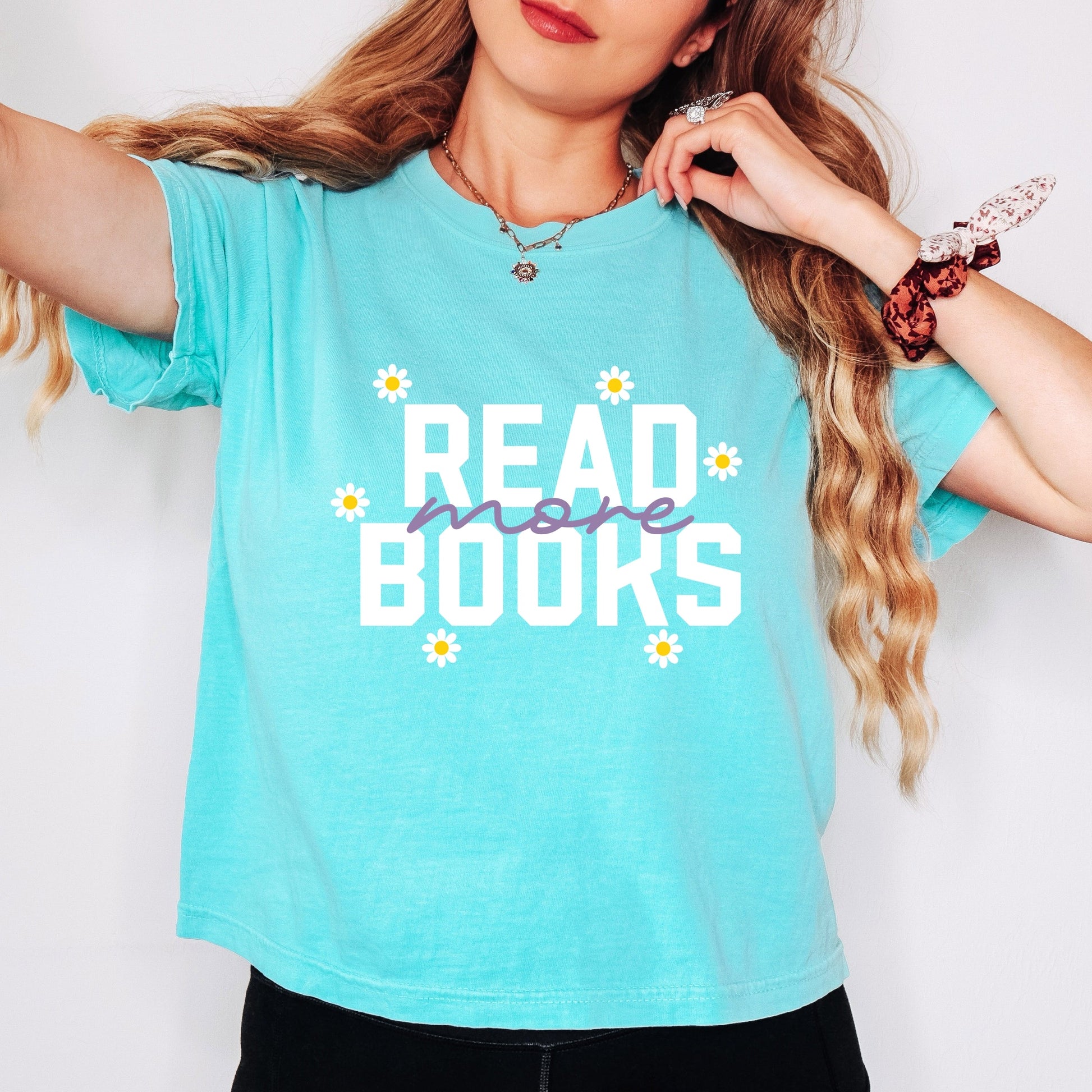 Read More Books Daisies - Women's Boxy Crop Top Graphic T-Shirt