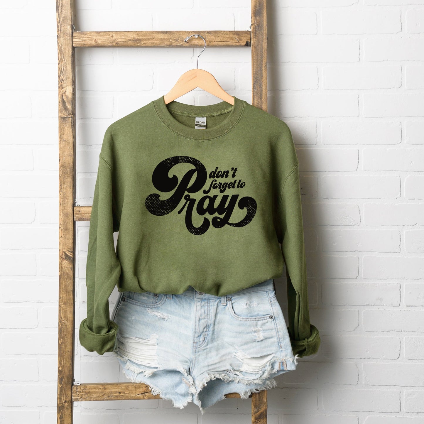 Don't Forget To Pray | Graphic Sweatshirt